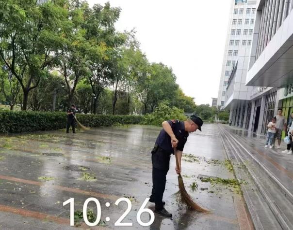 C:/Users/BA/Desktop/風(fēng)雨過后南京保安迅速行動，恢復(fù)安“寧”面貌/5.jpg5